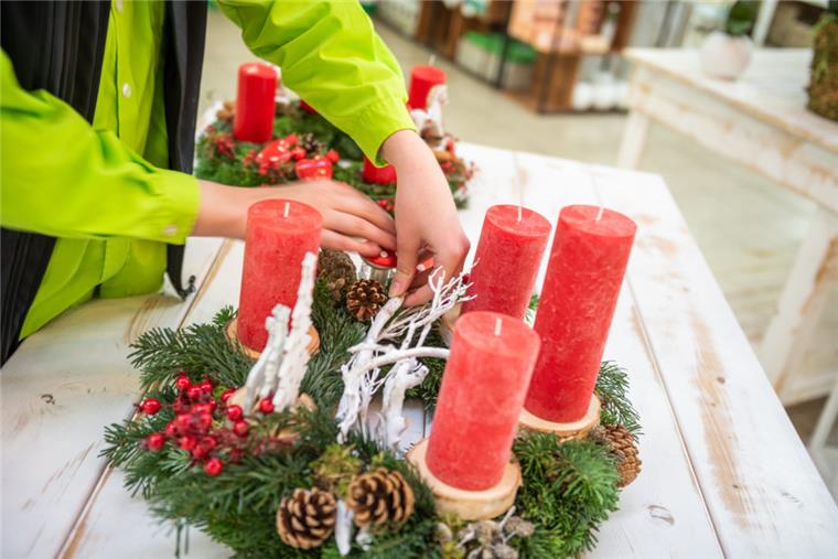 Exklusive Adventsdekorationen live bei Wassenaar Wassenaar-Adventskranz-binden