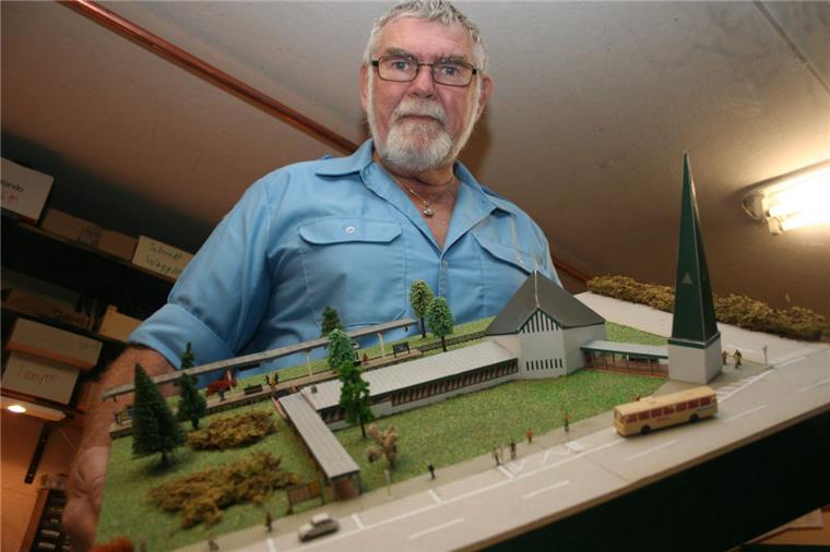 Modelleisenbahner Paul Nagel verpasst der Kirche einen Gleisanschluss Modelleisenbahner Paul Nagel verpasst der Kirche einen Gleisanschluss