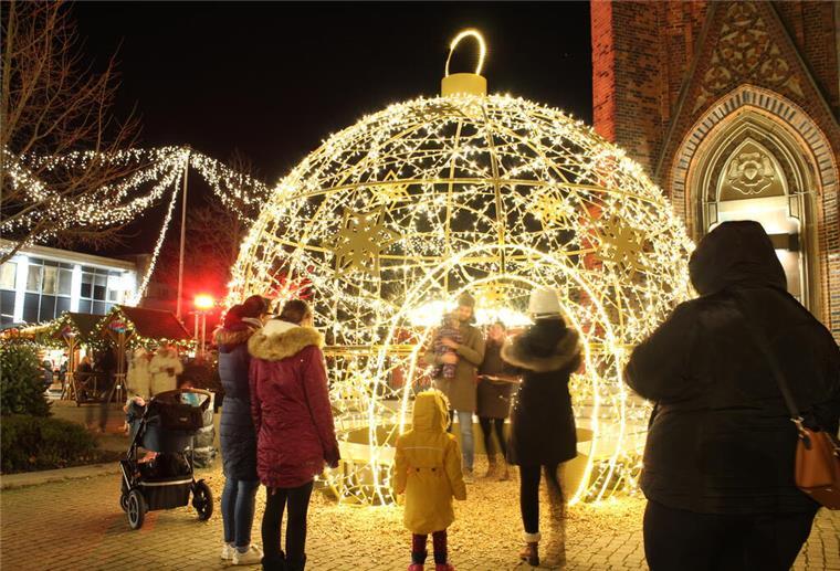 Bremerhavener Weihnachtsmarkt läuft Leuchtende dekorative Kugel