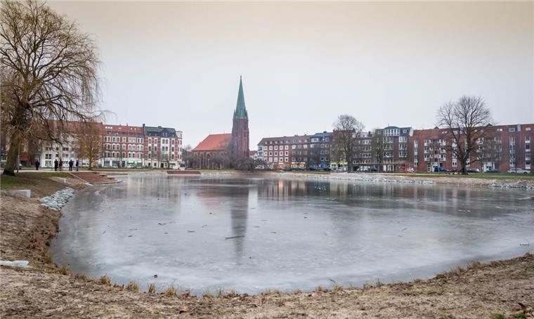 Gartenbaustadtrat Maurice Müller hob hervor, dass bei der Sanierung die historische Ufergestaltung berücksichtigt worden sei. Das Ufer des Holzhafens in Bremerhaven wurde abgeflacht, zum Teil mit Steinschüttungen befestigt und bepflanzt.
