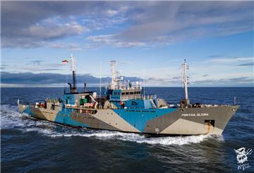 Die „John Paul DeJoria“ auf hoher See