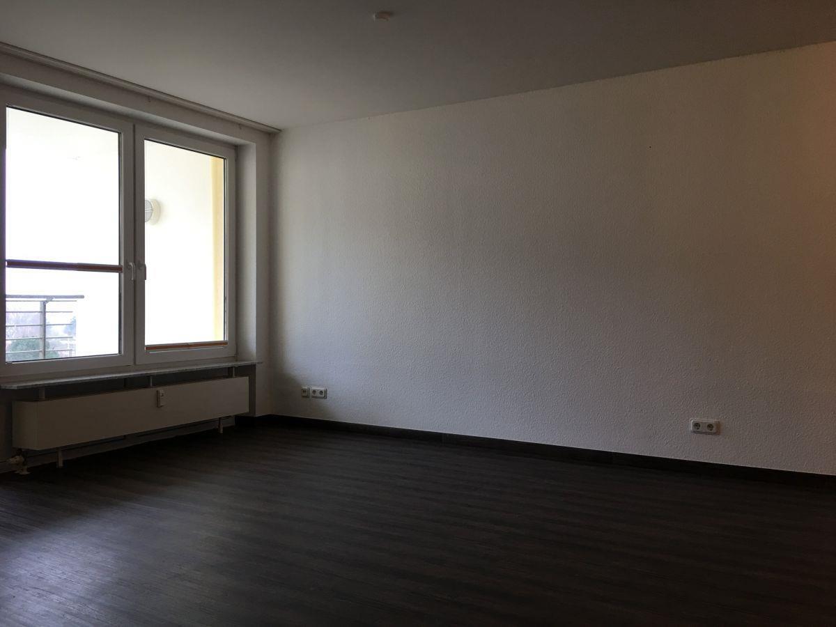 So hilft diese Cuxhavenerin beim Verkauf von Häusern Ein gemütliches Bett, mit Überdecke und Kissen: Mit wenigen Handgriffen verwandelt Jil Koperschmidt eine leere Wohnung in ein einladendes zukünftiges Zuhause.