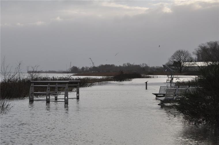 Der Großensieler Hafen steht am Dienstagnachmittag unter Wasser