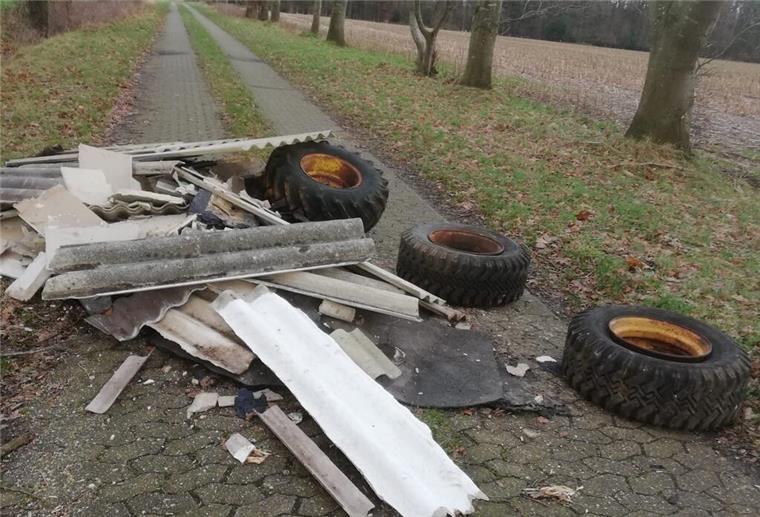 Cuxland: Unbekannte kippen Bauschutt mit Asbestplatten einfach auf die Straße Cuxland: Unbekannte kippen Bauschutt mit Asbestplatten einfach auf die Straße