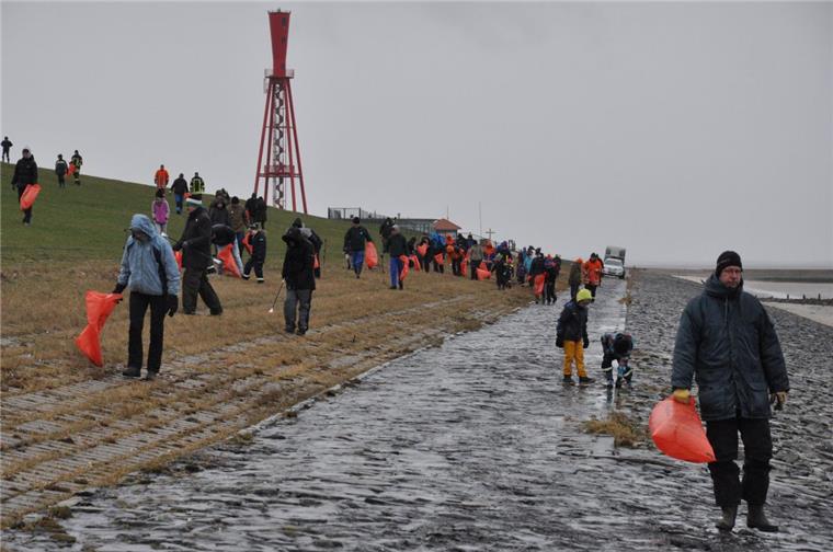 150 Aktive sammeln Plastikmüll an der Butjenter Küste 150 Aktive sammeln Plastikmüll an der Butjenter Küste