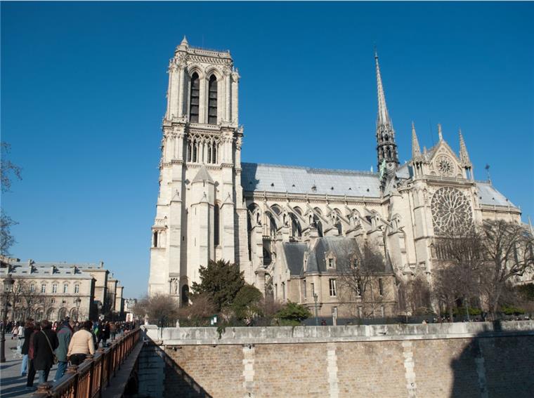 Vorher-Nachher: So verheerend war das Feuer von Notre-Dame Notre-Dame: In Vorher-Nachher-Bildern seht ihr, wie verheerend der Brand in Paris war.