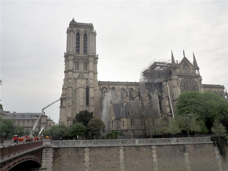 Vorher-Nachher: So verheerend war das Feuer von Notre-Dame Notre-Dame: In Vorher-Nachher-Bildern seht ihr, wie verheerend der Brand in Paris war.