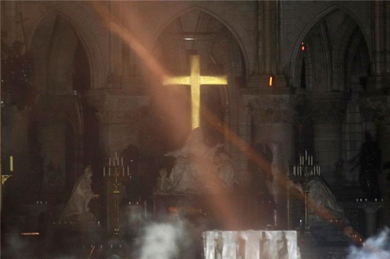 Vorher-Nachher: So verheerend war das Feuer von Notre-Dame Notre-Dame: In Vorher-Nachher-Bildern seht ihr, wie verheerend der Brand in Paris war.