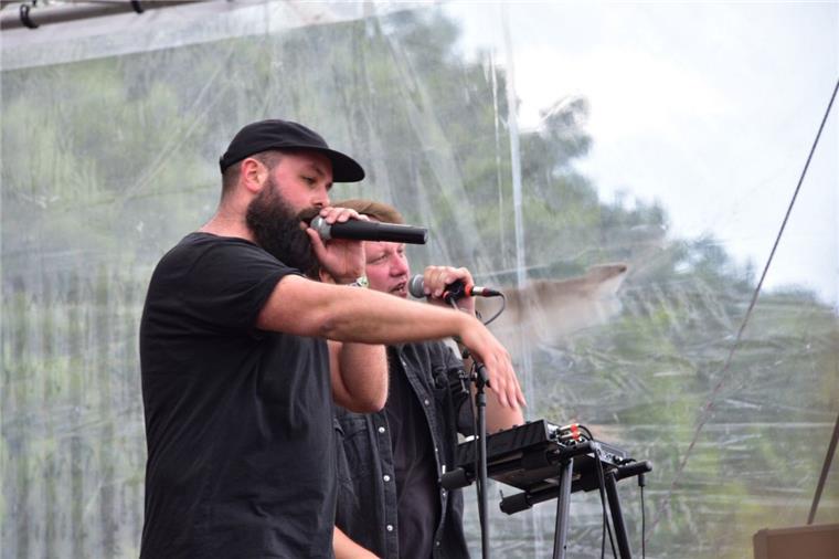 Hurricane Festival: Bilder vom ersten Tag Immer auf dem Sprung: Die Leoniden rocken die Mountain Stage.