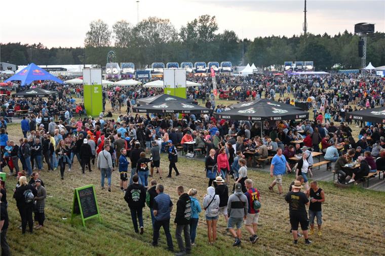 Hurricane Festival: Bilder vom ersten Tag Immer auf dem Sprung: Die Leoniden rocken die Mountain Stage.