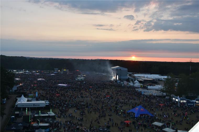 Hurricane Festival: Bilder vom ersten Tag Immer auf dem Sprung: Die Leoniden rocken die Mountain Stage.