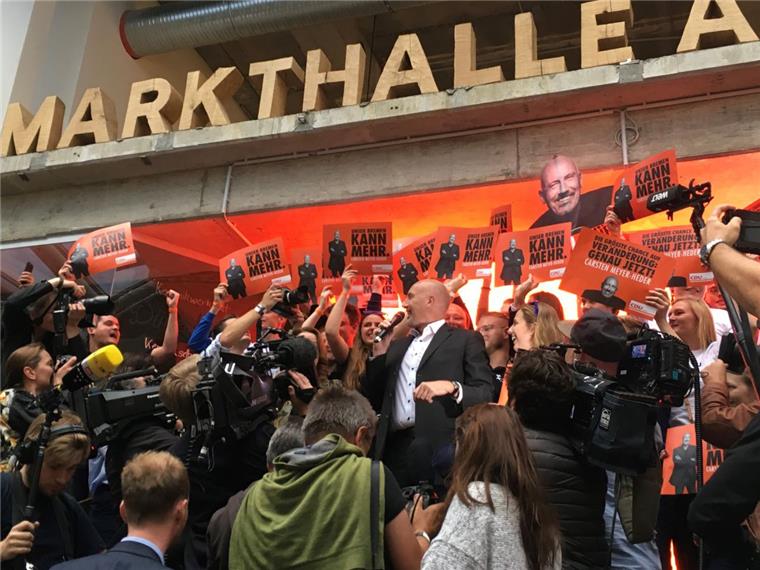 CDU-Spitzenkandidat Carsten Meyer-Heder umarmt seine Frau. Die CDU ist in Bremen erstmals in der Nachkriegsgeschichte bei einer Bürgerschaftswahl stärkste Kraft geworden.