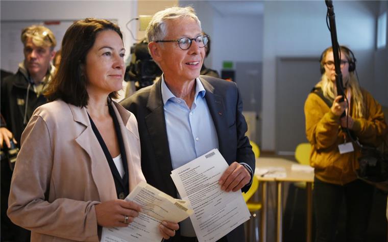 CDU-Spitzenkandidat Carsten Meyer-Heder umarmt seine Frau. Die CDU ist in Bremen erstmals in der Nachkriegsgeschichte bei einer Bürgerschaftswahl stärkste Kraft geworden.