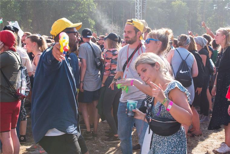 Hurricane Festival mit Live-Musik, Partys und Sonnenschein Einfach über den Kopf gießen: Bei schönem Wetter macht das Festival sichtlich Spaß.