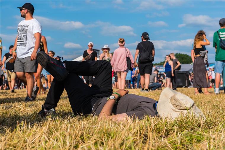 Hurricane Festival mit Live-Musik, Partys und Sonnenschein Einfach über den Kopf gießen: Bei schönem Wetter macht das Festival sichtlich Spaß.