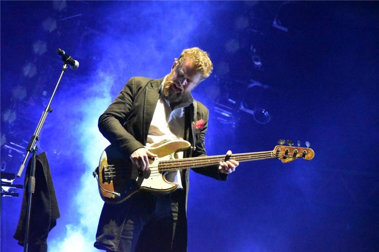 Hurricane Festival mit Live-Musik, Partys und Sonnenschein Einfach über den Kopf gießen: Bei schönem Wetter macht das Festival sichtlich Spaß.