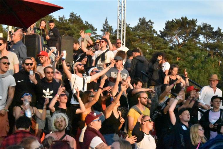 Hurricane Festival mit Live-Musik, Partys und Sonnenschein Einfach über den Kopf gießen: Bei schönem Wetter macht das Festival sichtlich Spaß.
