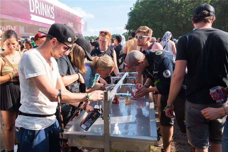 Hurricane Festival mit Live-Musik, Partys und Sonnenschein Einfach über den Kopf gießen: Bei schönem Wetter macht das Festival sichtlich Spaß.