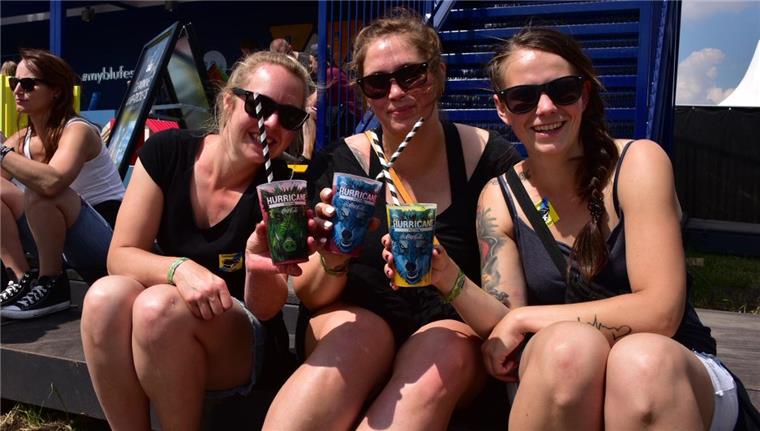 Hurricane Festival mit Live-Musik, Partys und Sonnenschein Einfach über den Kopf gießen: Bei schönem Wetter macht das Festival sichtlich Spaß.