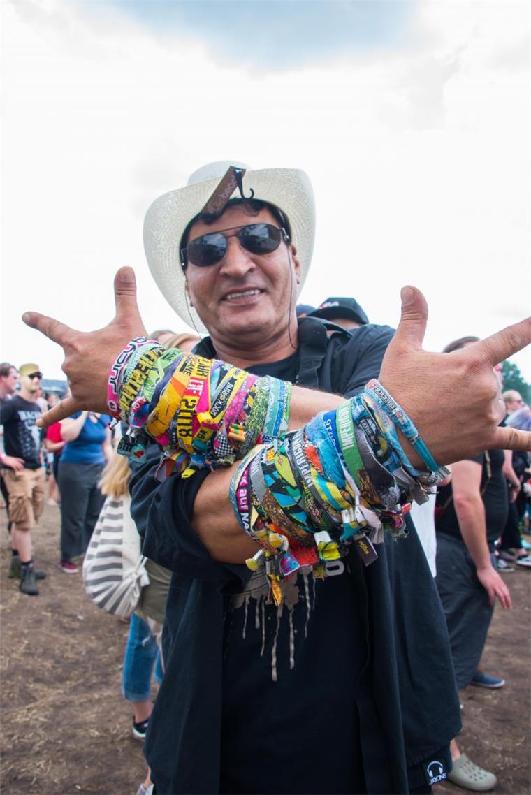 Hurricane Festival mit Live-Musik, Partys und Sonnenschein Einfach über den Kopf gießen: Bei schönem Wetter macht das Festival sichtlich Spaß.