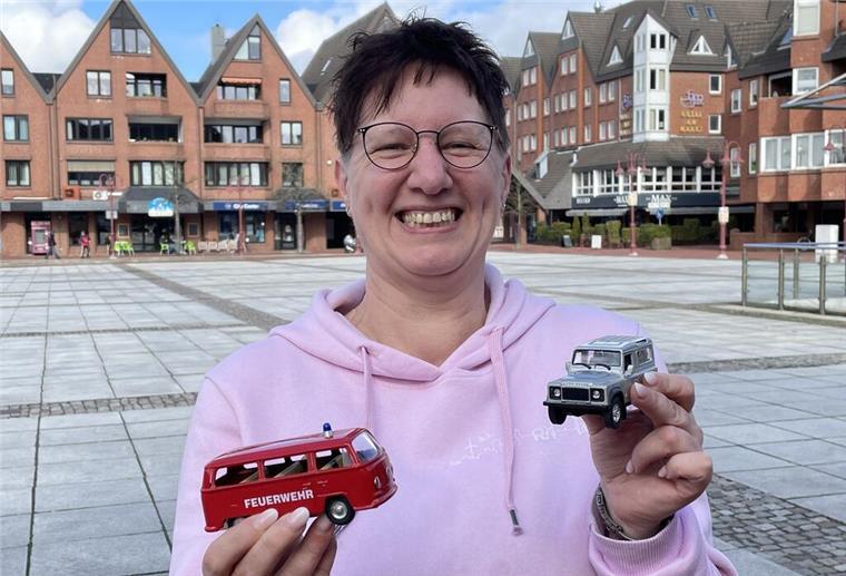 Programm für Familien, Autofans und Helfer Frau mit Autos in der Hand
