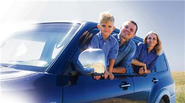Familie fährt im Auto