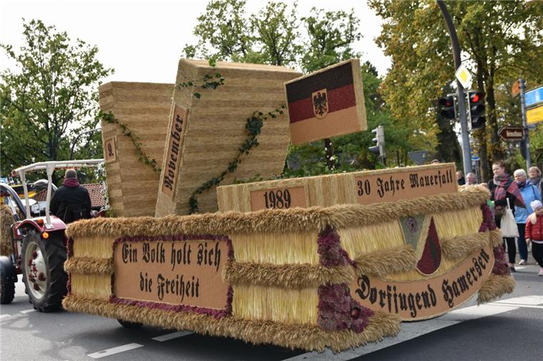 Sittenser Erntedankfest mit Wikingerschiff Die Dorfjugend Kalbe baute mit der Nachbildung eines Wikingerschiffes den schönsten Bördewagen.