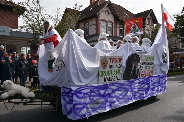 Sittenser Erntedankfest mit Wikingerschiff Die Dorfjugend Kalbe baute mit der Nachbildung eines Wikingerschiffes den schönsten Bördewagen.