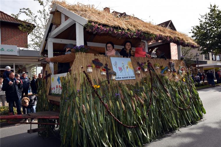Sittenser Erntedankfest mit Wikingerschiff Die Dorfjugend Kalbe baute mit der Nachbildung eines Wikingerschiffes den schönsten Bördewagen.