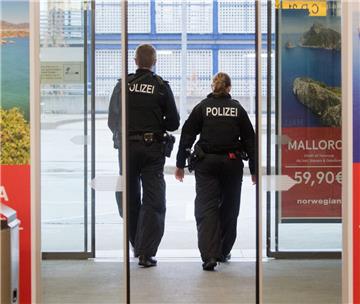 Demonstranten blockieren Check-In-Schalter am Flughafen Bremen