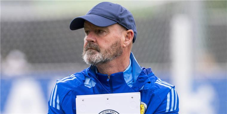 Die Schotten kommen - „No Scotland, no Party“ bei der EM Der schottische Nationaltrainer Steve Clarke steht beim Training auf dem Platz.