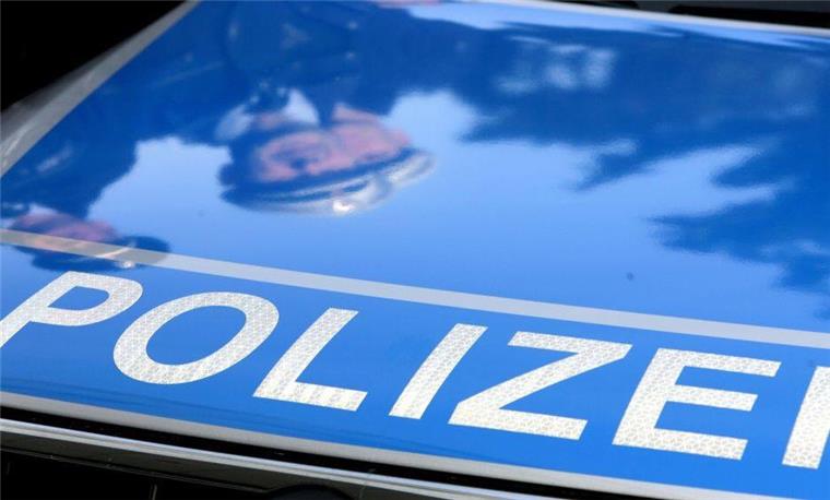 Betrunken im Straßenverkehr Die Polizei sichert die Unfallstelle auf der B 495 bei Armstorf