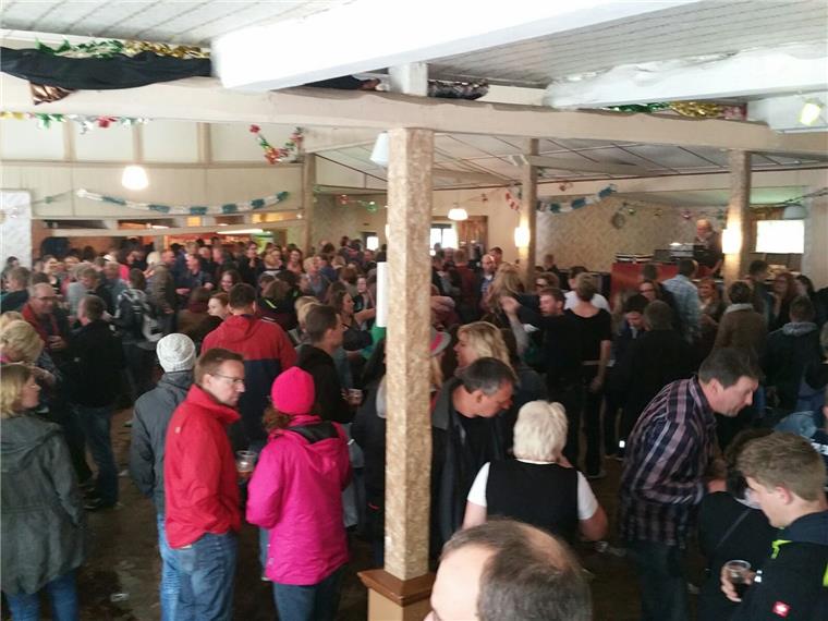 Die Beschilderung verrät es: Am Pfingstsonntag 4. Juni, ist Frühtanz in Steinau. Durchfahrt verboten.