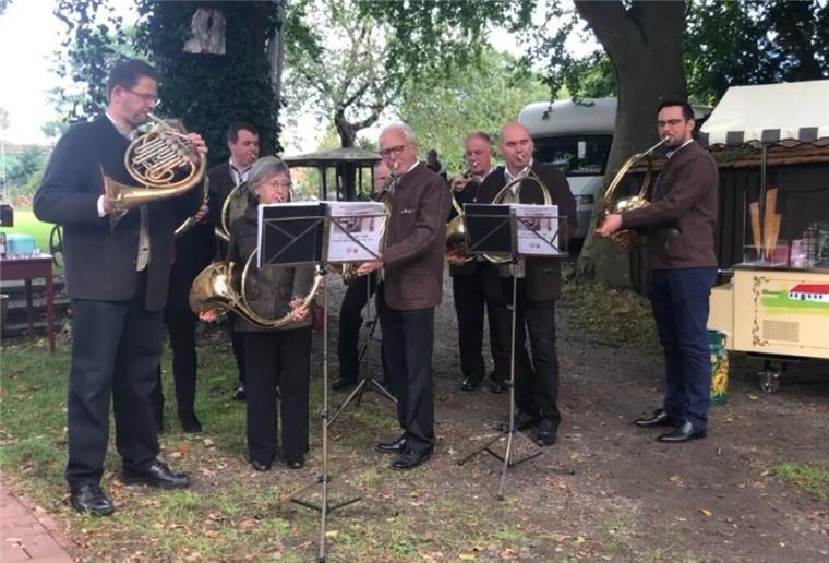 Hubertusmarkt im Heimatmuseum Debstedt am 13. Oktober 2024 Parforcehornbläsern des Hegeringes aus Delmenhorst