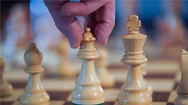 Schach-Großmeister werden Pinkelpausen zum Verhängnis Schach-Großmeister werden Pinkelpausen zum Verhängnis