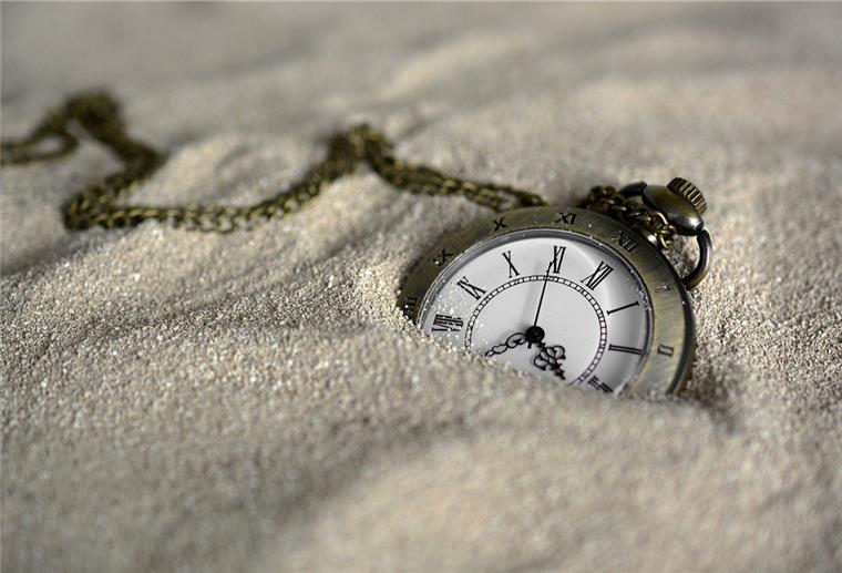 Rund um die Uhr im Stundentakt: Zu jeder Uhrzeit wird gearbeitet Uhr im Sand