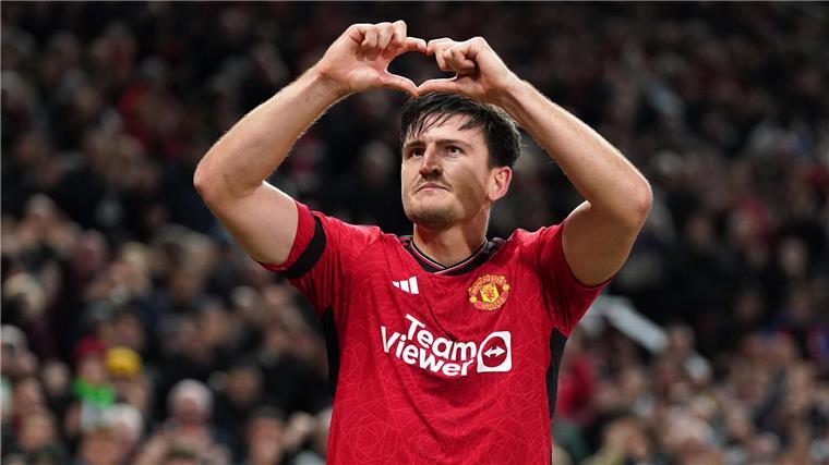 Harry Maguire ist besser als Vinicius Junior Ein Fußballer formt ein Herz mit den Händen
