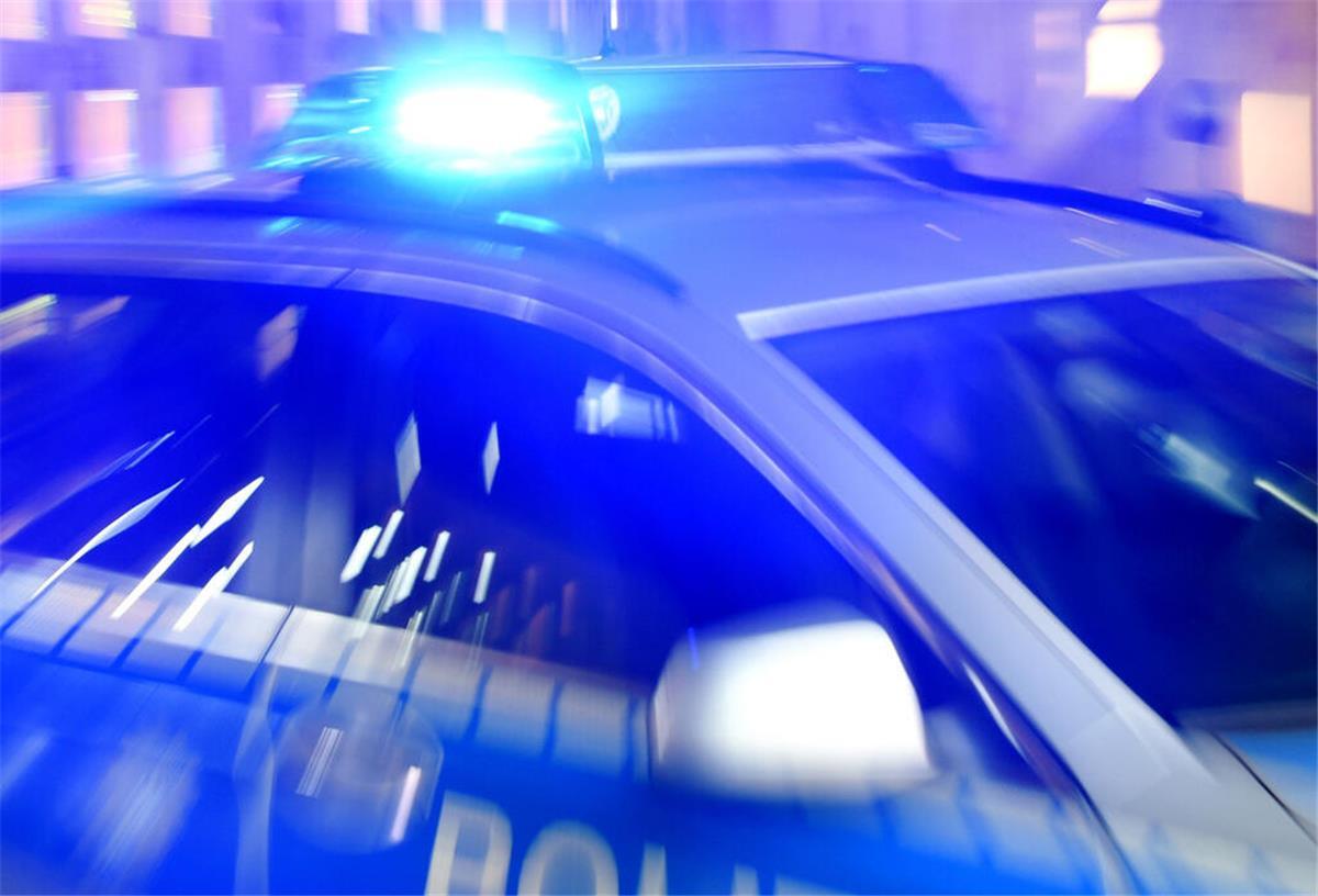 ARCHIV - 06.08.2015, Schleswig-Holstein, Flensburg: Ein Streifenwagen der Polizei steht mit eingeschaltetem Blaulicht auf der Straße. (zu dpa: «Verletzte nach Reizgasattacke auf Rap-Konzert in Berlin») Foto: Carsten Rehder/dpa +++ dpa-Bildfunk +++