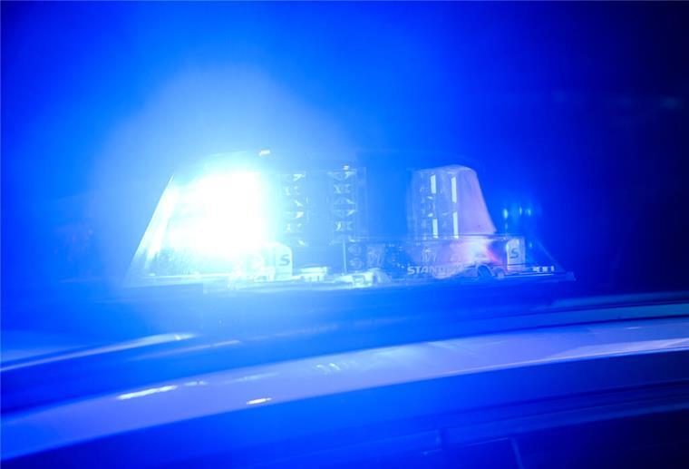 Sattelzug-Fahrer flüchtet nach Kollision - Polizei sucht Zeugen ARCHIV - 06.12.2024, Niedersachsen, Hannover: Ein Blaulicht leuchtet auf einem Einsatzfahrzeuge der Polizei. (zu dpa: «Lkw-Planen aufgeschlitzt - Großeinsatz an der A4») Foto: Julian Stratenschulte/dpa +++ dpa-Bildfunk +++