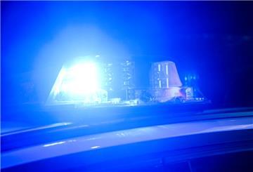 ARCHIV - 06.12.2024, Niedersachsen, Hannover: Ein Blaulicht leuchtet auf einem Einsatzfahrzeuge der Polizei. (zu dpa: «Lkw-Planen aufgeschlitzt - Großeinsatz an der A4») Foto: Julian Stratenschulte/dpa +++ dpa-Bildfunk +++
