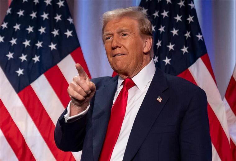 Trump zündet Handelskrieg! Harte Zölle gegen China, Kanada & Mexiko Donald Trump, damals noch designierter Präsident, kommt zu einem Treffen mit dem Kongresskomitee der Republikaner. (zu dpa: «Trumps scharfes Schwert: Was Strafzölle eigentlich sind»)
