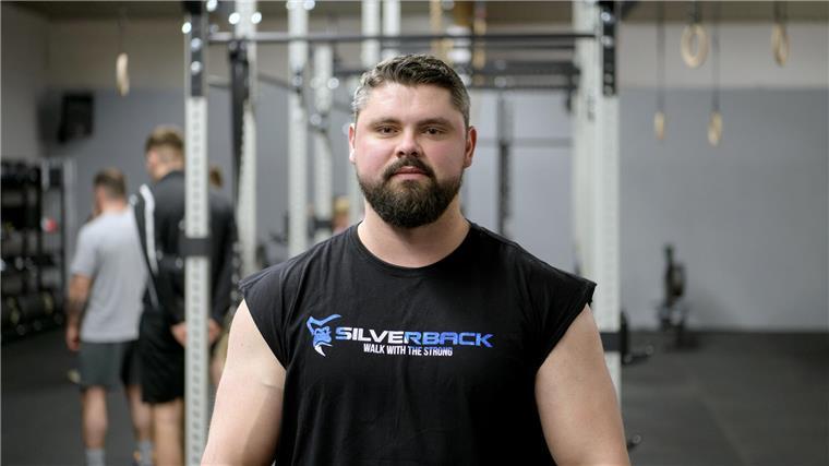 Er wirft Steine wie Obelix: Lucas Underwood stellt als Strongman Rekorde auf Ein Mann mit Bart schaut in die Kamera.