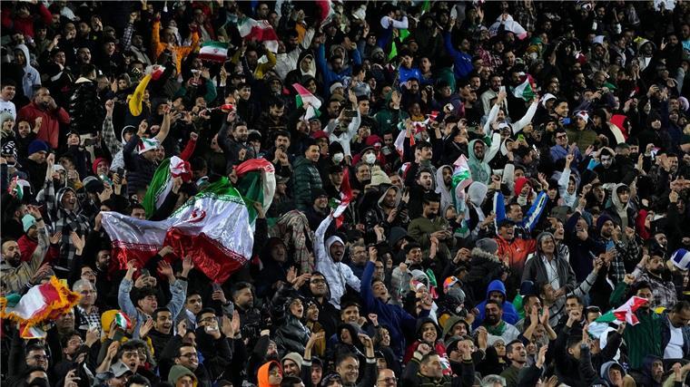 Die Welt zu Gast bei Feinden: Wenn Fußball politisch wird Iranische Fußball-Fans jubeln über die WM-Qualifikation ihrer Nationalmannschaft.