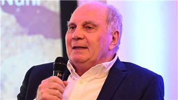 Uli Hoeneß spricht in ein Mikrofon
