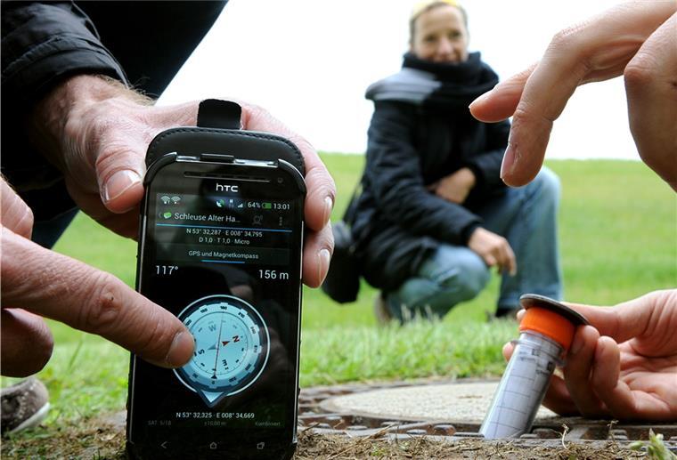 Mit viel Spaß und der richtigen Technik geht es beim Geocaching an die frische Luft.  