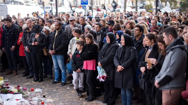 Stilles Gedenken an die Opfer Schweigeminuten nach Attentaten von Paris Schweigeminute