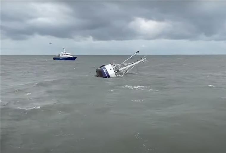 Mit Video: Fischkutter aus Cuxhaven sinkt in der Elbmündung Mit Video: Fischkutter aus Cuxhaven sinkt in der Elbmündung