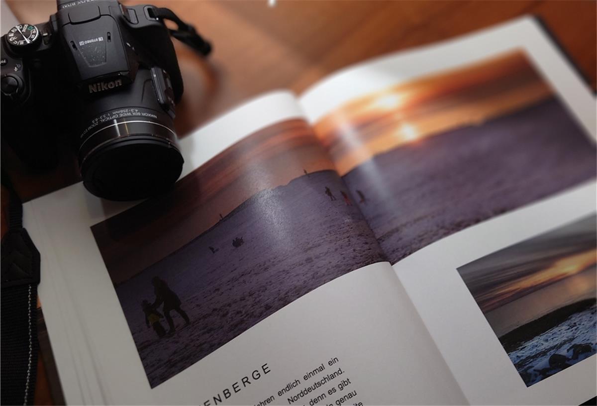 Winterzeit ist gleich gemütliche Lesezeit Kamera und Buch