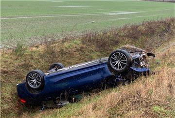 Dieser BMW überschlug sich bei einem Aquaplaning-Unfall auf der Autobahn bei Hollenstedt.
