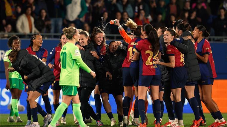 Popp schlägt Alarm: „Wir sind zurzeit nicht gut genug“ Bild mit Symbolkraft: Die Spielerinnen des FC Barcelona jubeln. Die Wolfsburgerinnen gehen geschlagen vom Platz.